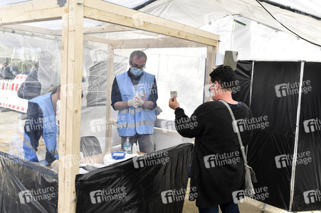 Eröffnung eines Corona-Drive-in auf dem Parkplatz vor dem Estrel-Hotel in Berlin