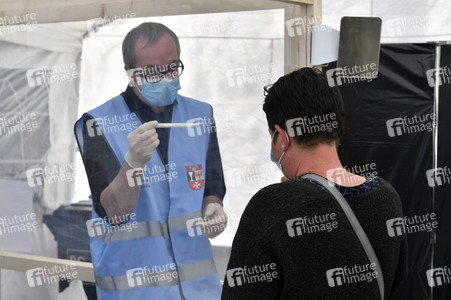 Eröffnung eines Corona-Drive-in auf dem Parkplatz vor dem Estrel-Hotel in Berlin