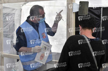 Eröffnung eines Corona-Drive-in auf dem Parkplatz vor dem Estrel-Hotel in Berlin