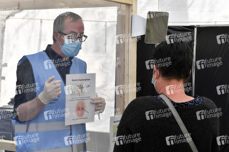 Eröffnung eines Corona-Drive-in auf dem Parkplatz vor dem Estrel-Hotel in Berlin