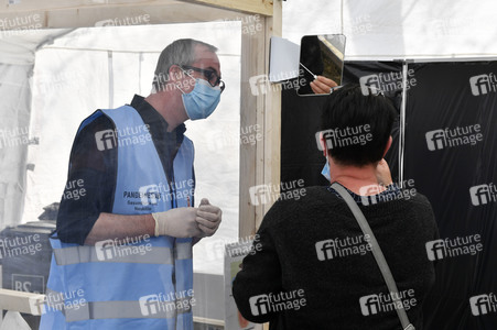 Eröffnung eines Corona-Drive-in auf dem Parkplatz vor dem Estrel-Hotel in Berlin