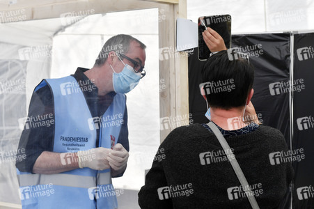 Eröffnung eines Corona-Drive-in auf dem Parkplatz vor dem Estrel-Hotel in Berlin