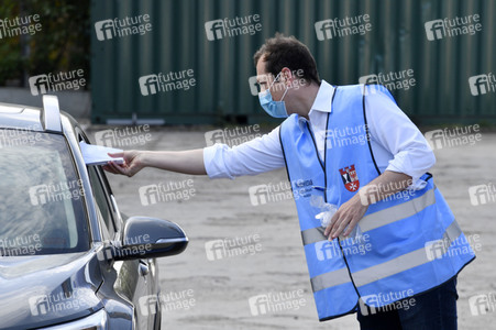 Eröffnung eines Corona-Drive-in auf dem Parkplatz vor dem Estrel-Hotel in Berlin