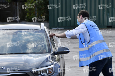 Eröffnung eines Corona-Drive-in auf dem Parkplatz vor dem Estrel-Hotel in Berlin