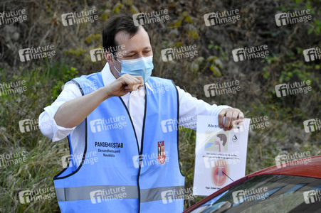 Eröffnung eines Corona-Drive-in auf dem Parkplatz vor dem Estrel-Hotel in Berlin