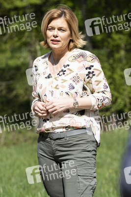 Julia Klöckner besichtigt Wald-Wiederaufforstungsfläche in Rehberg