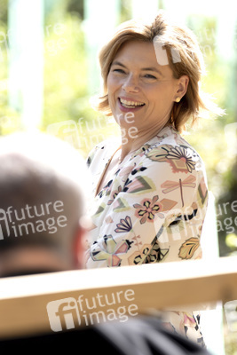 Julia Klöckner besichtigt Wald-Wiederaufforstungsfläche in Rehberg