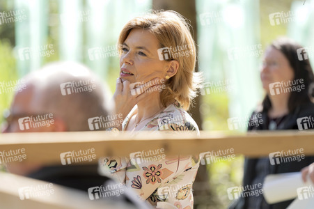 Julia Klöckner besichtigt Wald-Wiederaufforstungsfläche in Rehberg