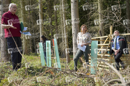 Julia Klöckner besichtigt Wald-Wiederaufforstungsfläche in Rehberg