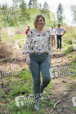 Julia Klöckner besichtigt Wald-Wiederaufforstungsfläche in Rehberg