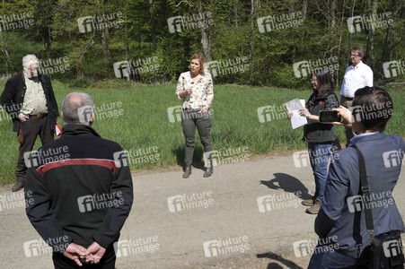 Julia Klöckner besichtigt Wald-Wiederaufforstungsfläche in Rehberg