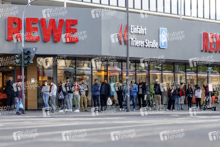 Symbolfoto Schlangestehen