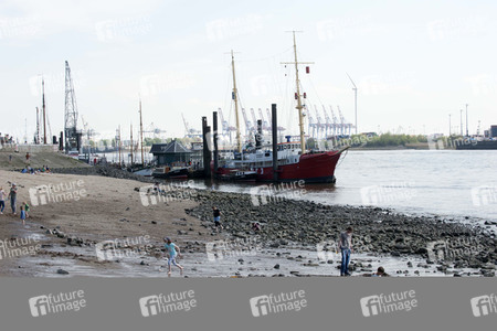 Niedrigwasser der Elbe in Hamburg
