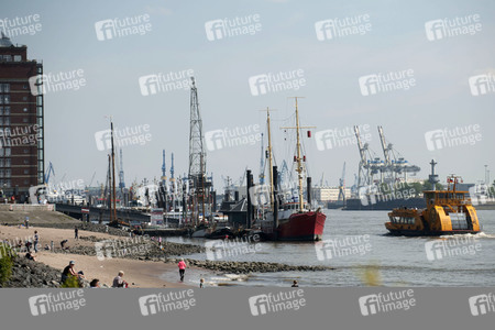 Niedrigwasser der Elbe in Hamburg