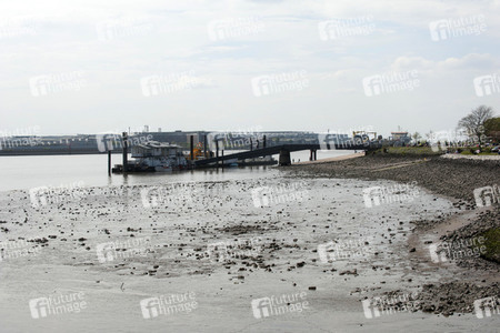 Niedrigwasser der Elbe in Hamburg
