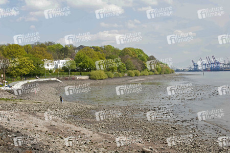 Niedrigwasser der Elbe in Hamburg