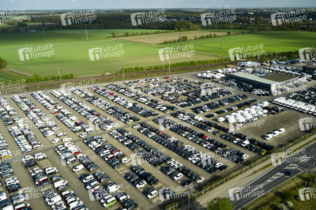 Symbolfoto Neuwagen Auslieferungslager