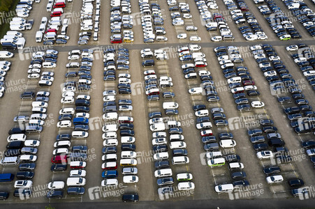 Symbolfoto Neuwagen Auslieferungslager