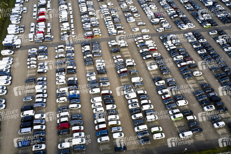 Symbolfoto Neuwagen Auslieferungslager
