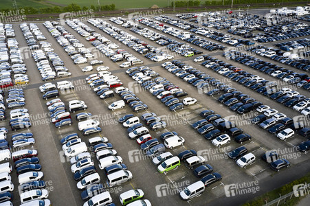 Symbolfoto Neuwagen Auslieferungslager