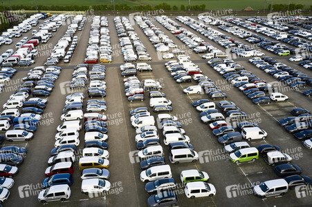 Symbolfoto Neuwagen Auslieferungslager