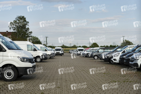 Symbolfoto Neuwagen Auslieferungslager
