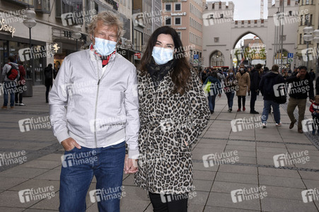Gerhard Leinauer und Alexandra Polzin beim Shopping in München