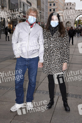 Gerhard Leinauer und Alexandra Polzin beim Shopping in München