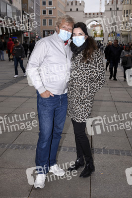 Gerhard Leinauer und Alexandra Polzin beim Shopping in München