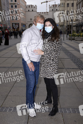Gerhard Leinauer und Alexandra Polzin beim Shopping in München