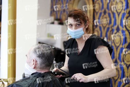 Symbolbild Öffnung von Friseursalons