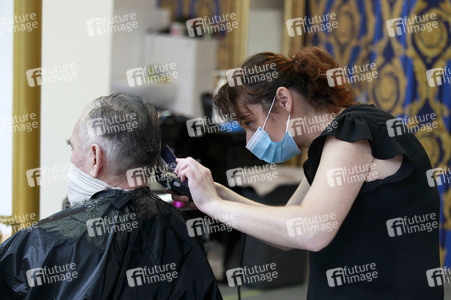 Symbolbild Öffnung von Friseursalons