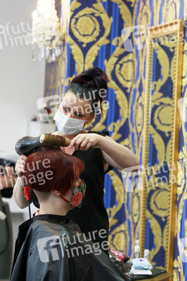 Symbolbild Öffnung von Friseursalons