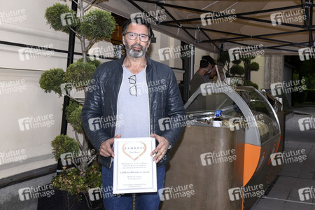 Gastwirt Ugo Crocamo beim 'Take Away' Verkauf in München