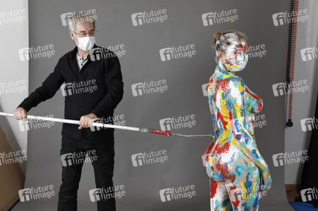 Jörg Düsterwald beim Bodypainting unter Einhaltung der Corona Schutzmaßnahmen in Hameln