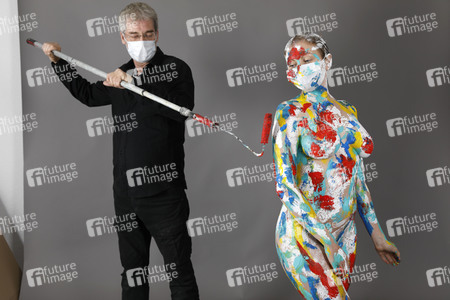 Jörg Düsterwald beim Bodypainting unter Einhaltung der Corona Schutzmaßnahmen in Hameln