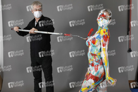 Jörg Düsterwald beim Bodypainting unter Einhaltung der Corona Schutzmaßnahmen in Hameln