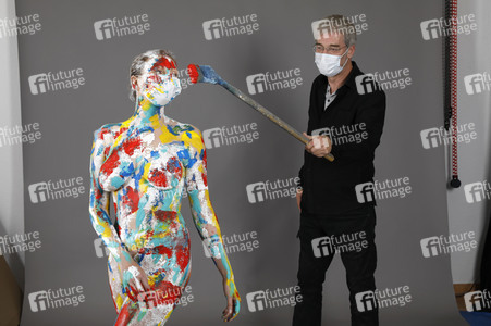 Jörg Düsterwald beim Bodypainting unter Einhaltung der Corona Schutzmaßnahmen in Hameln