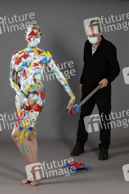 Jörg Düsterwald beim Bodypainting unter Einhaltung der Corona Schutzmaßnahmen in Hameln