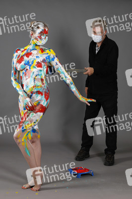 Jörg Düsterwald beim Bodypainting unter Einhaltung der Corona Schutzmaßnahmen in Hameln