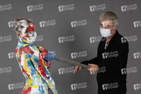 Jörg Düsterwald beim Bodypainting unter Einhaltung der Corona Schutzmaßnahmen in Hameln