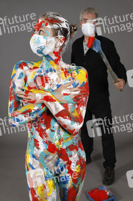 Jörg Düsterwald beim Bodypainting unter Einhaltung der Corona Schutzmaßnahmen in Hameln