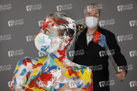 Jörg Düsterwald beim Bodypainting unter Einhaltung der Corona Schutzmaßnahmen in Hameln