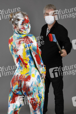Jörg Düsterwald beim Bodypainting unter Einhaltung der Corona Schutzmaßnahmen in Hameln