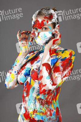 Jörg Düsterwald beim Bodypainting unter Einhaltung der Corona Schutzmaßnahmen in Hameln