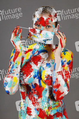 Jörg Düsterwald beim Bodypainting unter Einhaltung der Corona Schutzmaßnahmen in Hameln