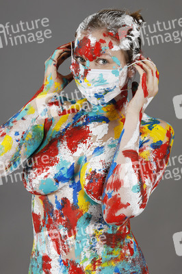 Jörg Düsterwald beim Bodypainting unter Einhaltung der Corona Schutzmaßnahmen in Hameln