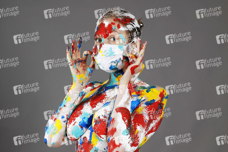 Jörg Düsterwald beim Bodypainting unter Einhaltung der Corona Schutzmaßnahmen in Hameln