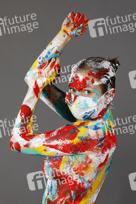 Jörg Düsterwald beim Bodypainting unter Einhaltung der Corona Schutzmaßnahmen in Hameln
