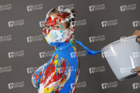 Jörg Düsterwald beim Bodypainting unter Einhaltung der Corona Schutzmaßnahmen in Hameln